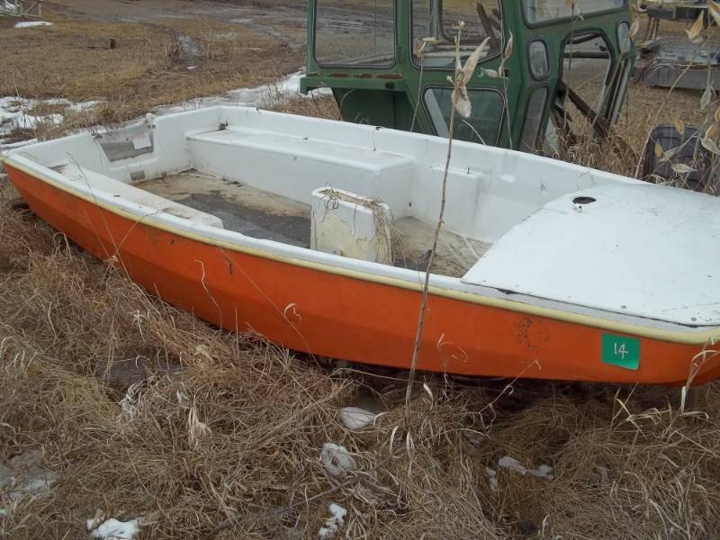 lot 14 image: Sail boat for parts or Repair