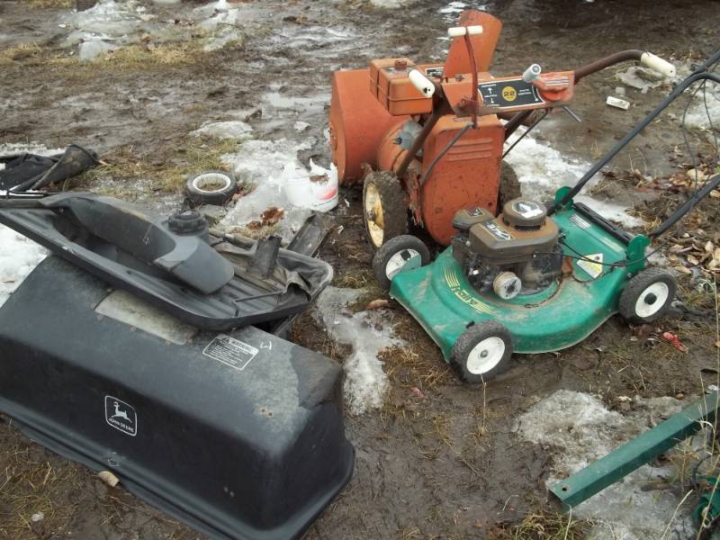 lot 17 image: Mower and Snow blower for parts or repair