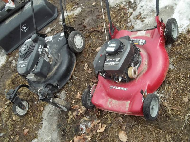 lot 18 image: Pair of Push Mowers for parts or repair, Murry and MTD