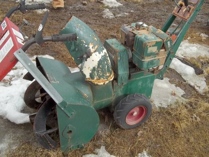 lot 20 image: Snow Blower for parts or repair Green Wards