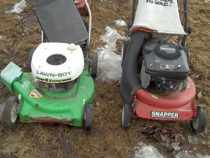 lot 24 image: Pair of Push Mowers for parts or repair, Lawn Boy and Snapper