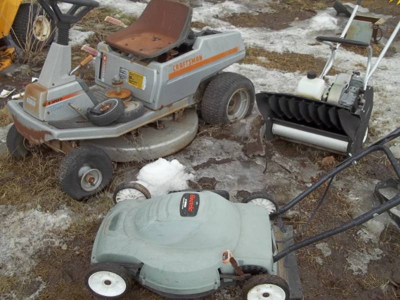 lot 27 image: Mowers for parts or repair with snow blower
