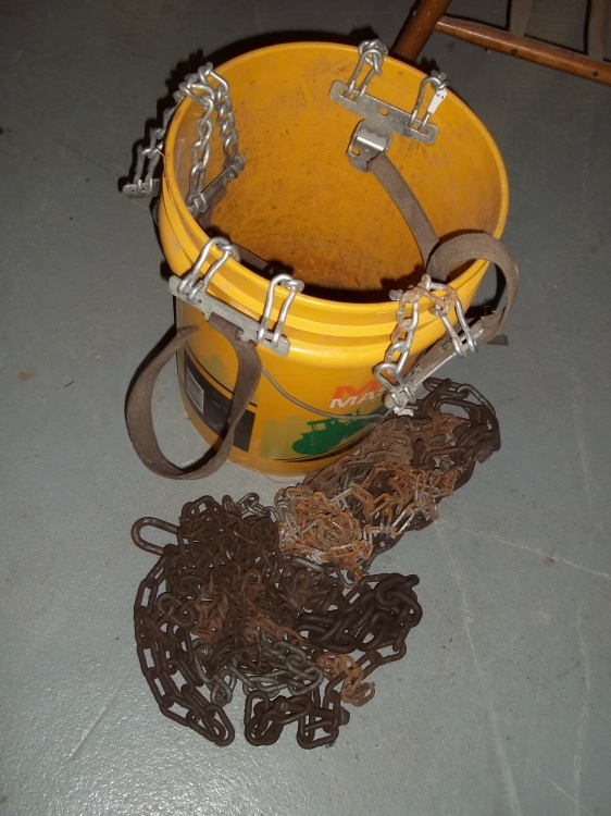 lot 43 image: Tire Clamp on Traction device with chains