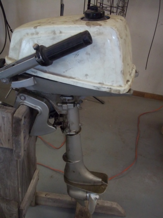 lot 86 image: Mongomery Wards 4 hp outboard motor with self contained gas tank
