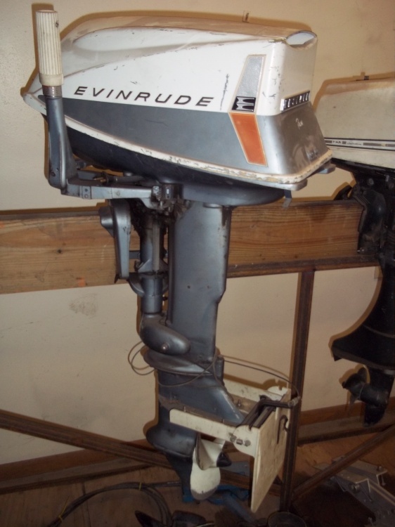 lot 91 image: 18 HP Evinrude Boat Motor