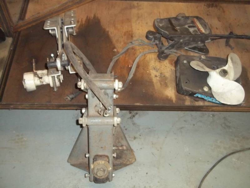 lot 96 image: Boat prop, and Motor Kicker mount