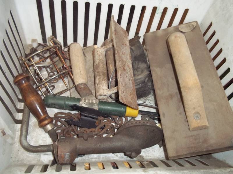 lot 177 image: Tote of Tools and parts
