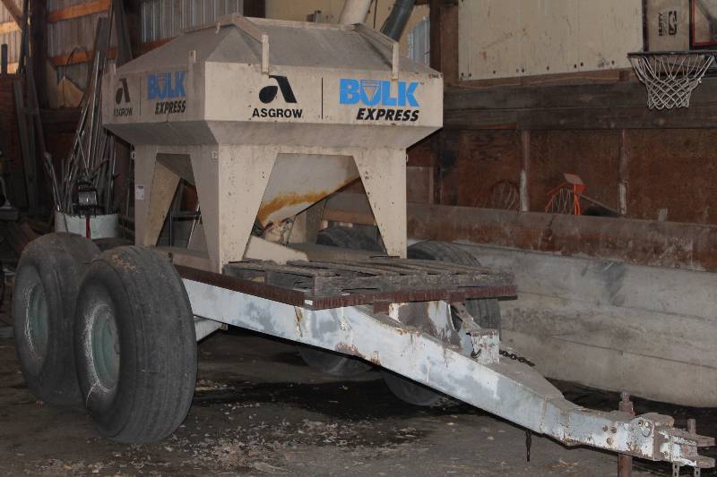 lot 7 image: Friesen 40 Bushel Seed Tender