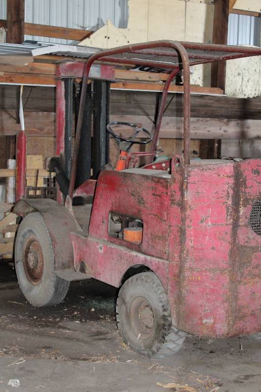lot 13 image: Towmaster Gasoline ForkLift