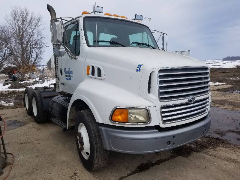 lot 6 image: 2000 Sterling Semi Tractor with Day Cab