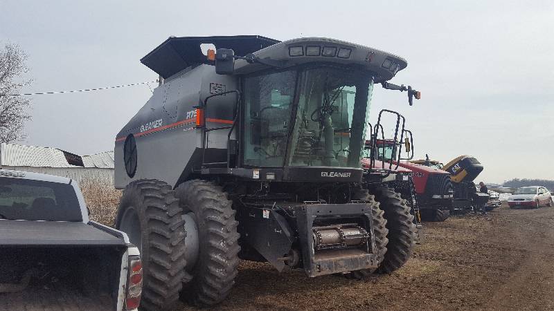 lot 3 image: 2003 R-75 Gleaner Combine