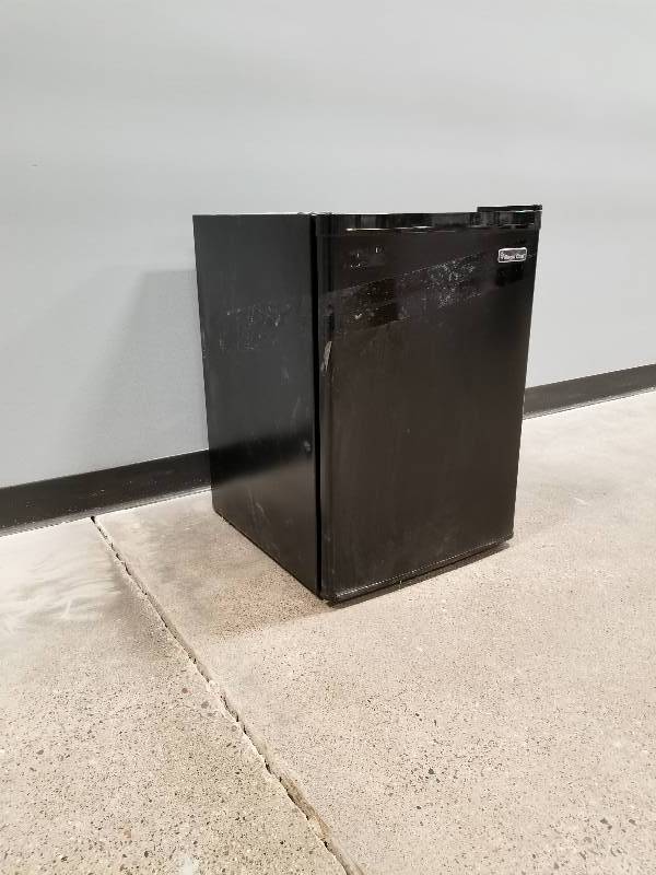 lot 7 image: Magic Chef 2.6 cu. ft. Mini Refrigerator in Black, ENERGY STAR