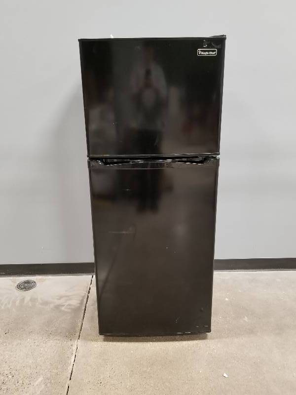 lot 9 image: Magic Chef 9.9 cu. ft. Top Freezer Refrigerator in Black