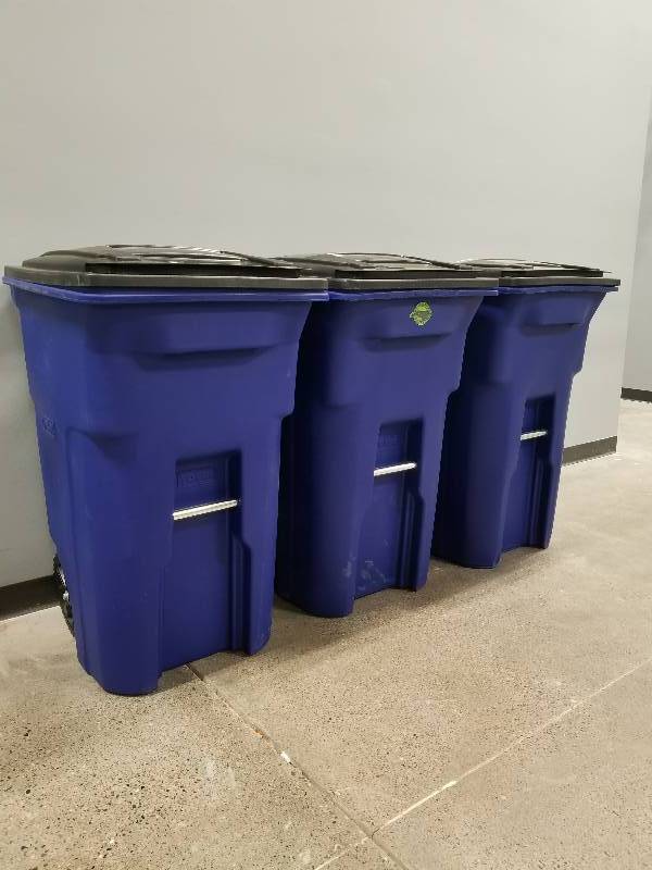 lot 58 image: Toter 64 Gal Wheeled Blue Trash Can (3)