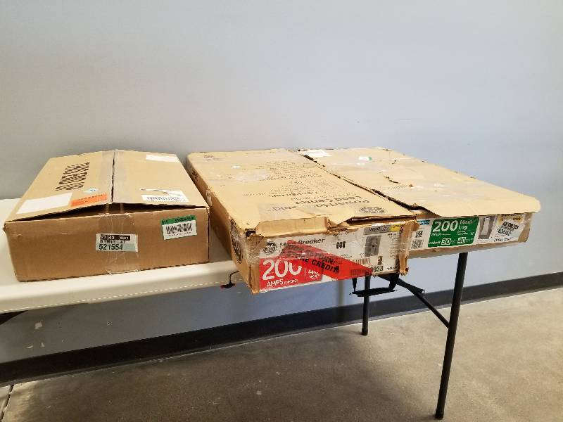 lot 65 image: GE PowerMark Gold 125 Amp 24-Space 24-Circuit Indoor Main Lug Circuit Breaker Panel & 00 Amp 32-Space 40-Circuit Indoor Main Breaker Load Center & Siemens ES Series 200-Amp 30-Space 40-Circuit Main Lug Load Center