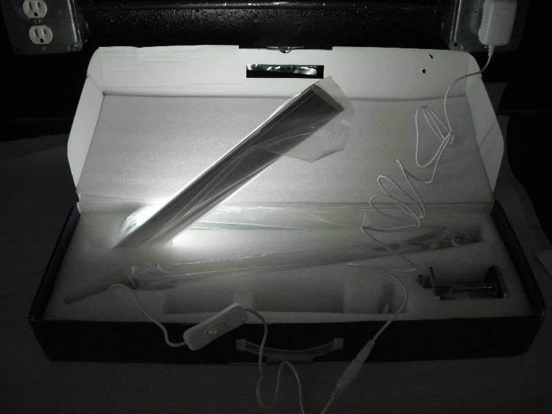 lot 3 image: LED Desk Lamp