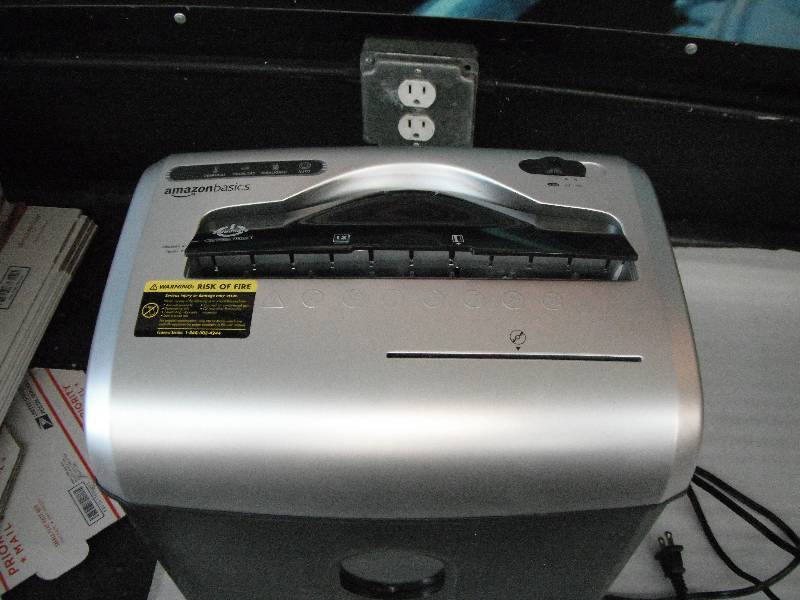 lot 28 image: 12-sheet Paper Shredder