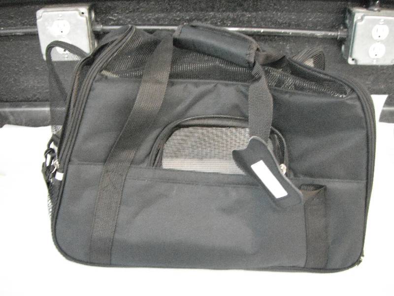 lot 37 image: Small Pet Carrier