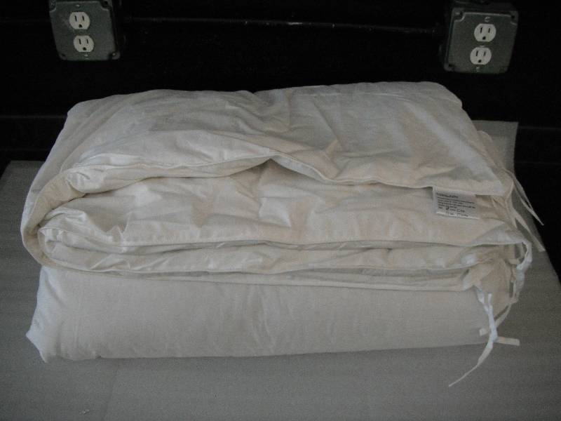 lot 67 image: Queen Comforter