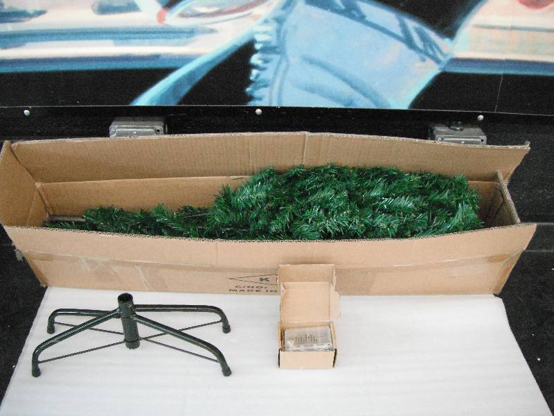 lot 68 image: 5ft Christmas Tree