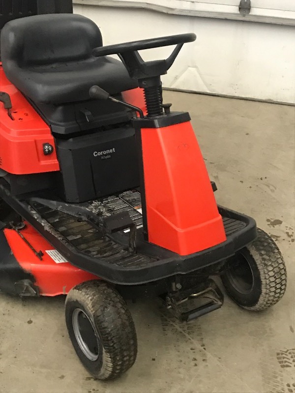 lot 4 image: Simplicity Coronet Lawn Mower