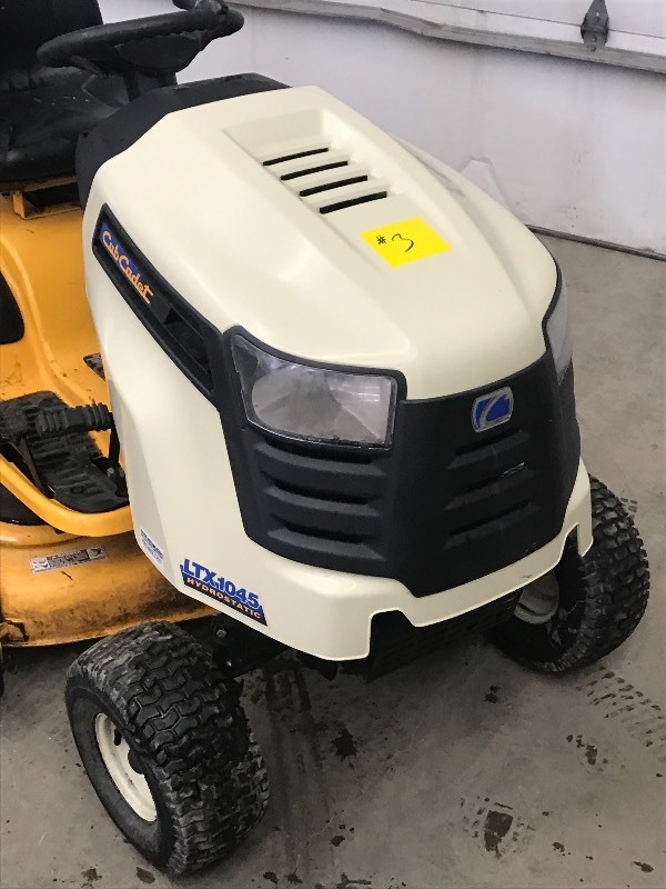 lot 3 image: Cub Cabet Lawn Tractor