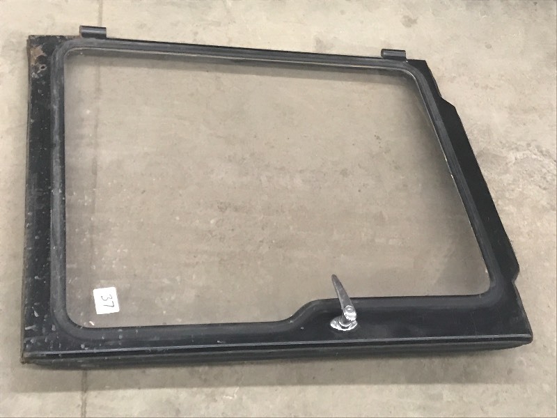 lot 37 image: New Holland Skid-Steer Door