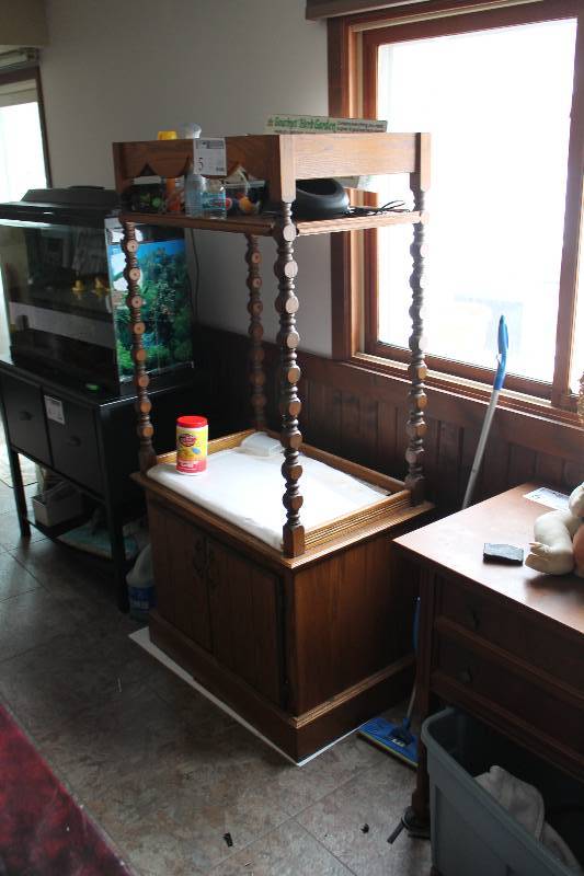 lot 5 image: Fish Aquarium Stand