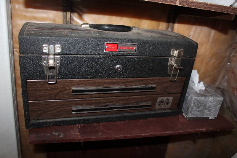 lot 14 image: Tool Box w Tools