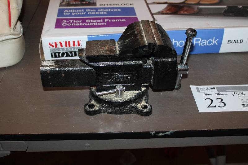 lot 23 image: Bench Vise