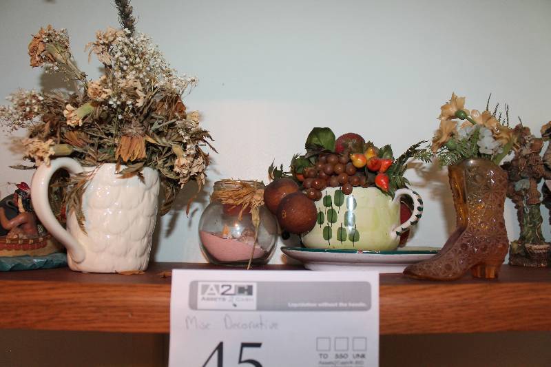 lot 45 image: Table Dcor