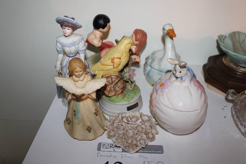 lot 42 image: Figurines, Table Dcor