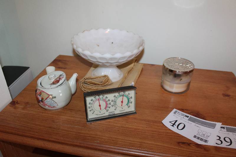 lot 40 image: Table Dcor, Thermometer