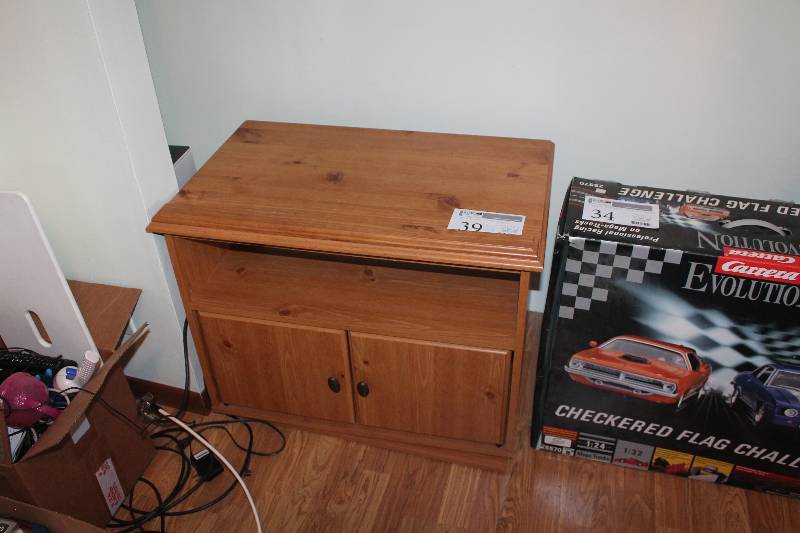 lot 39 image: Entertainment TV Stand