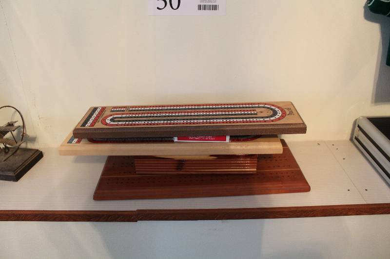 lot 50 image: Cribbage Board w Cards