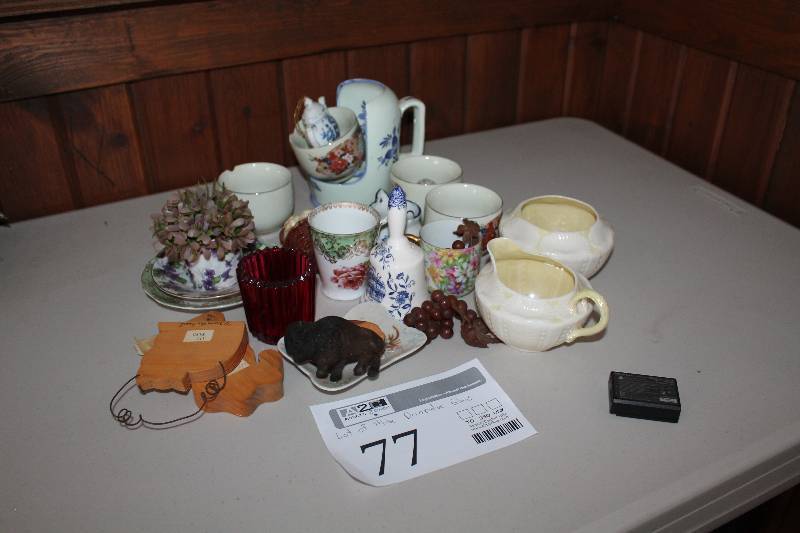 lot 77 image: Table Dcor
