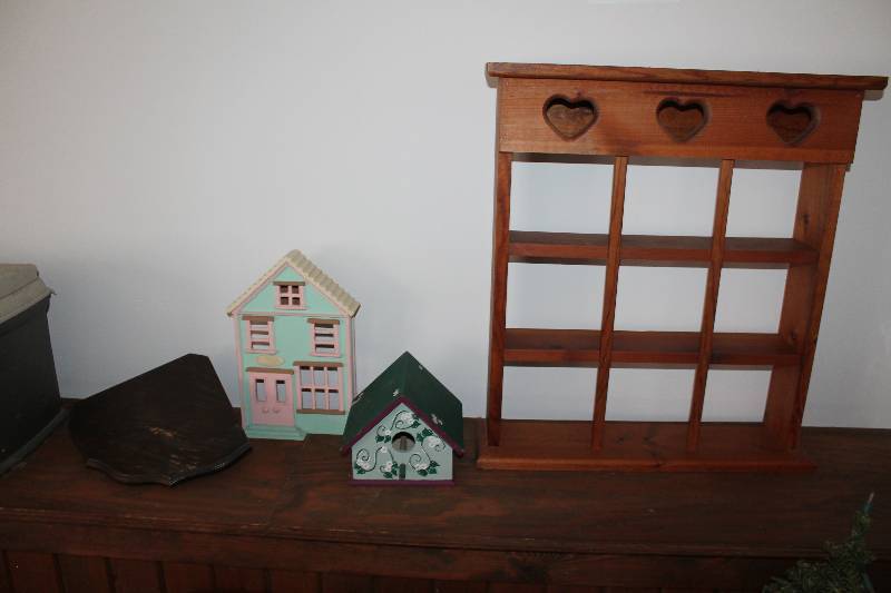 lot 82 image: Lot of (4) Wood Home Dcor