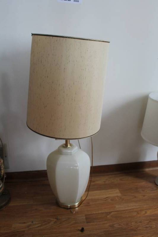 lot 122 image: Table Lamp