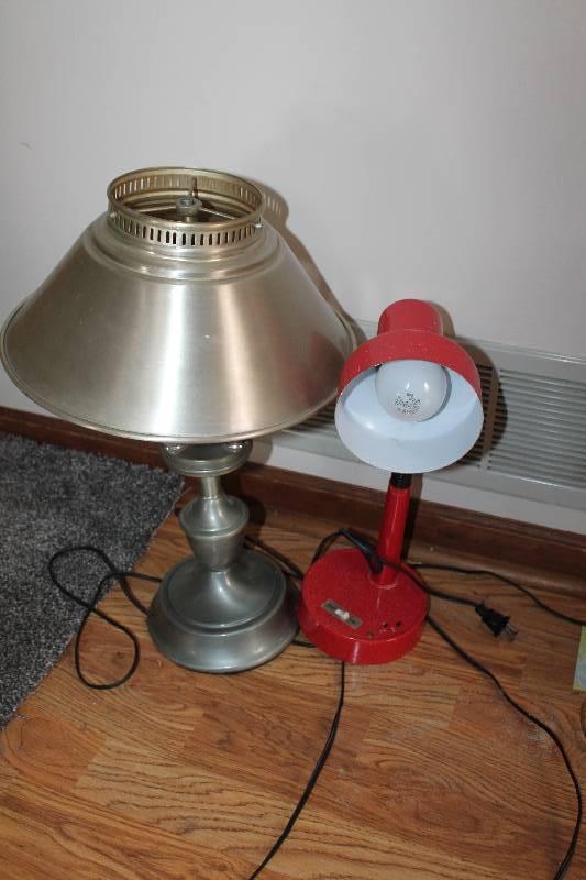 lot 124 image: Lot of (2) Table Lamps