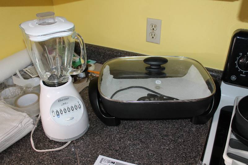 lot 137 image: Blender, Hot Plate