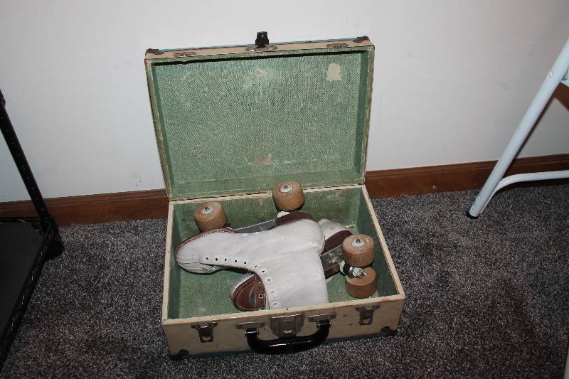lot 159 image: Vintage Womens Roller Skates w Case