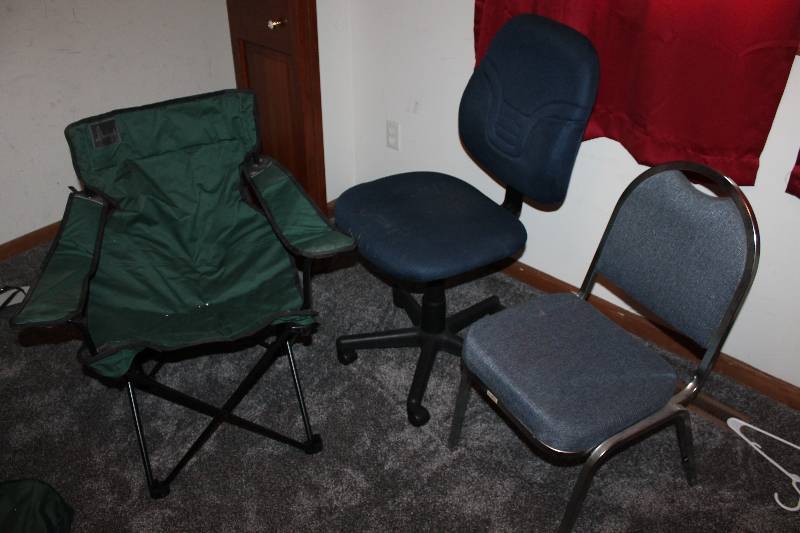 lot 156 image: Lot of (3) Chairs - 2) Dining, 1) Folding Yard