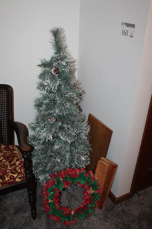 lot 165 image: Christmas Tree, Wreath