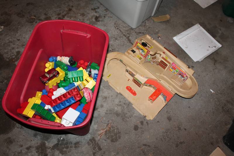 lot 195 image: Kids Toys
