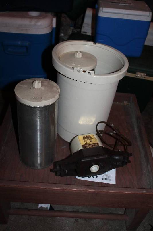lot 201 image: RCW 4qt. Electric Ice Cream Freezer
