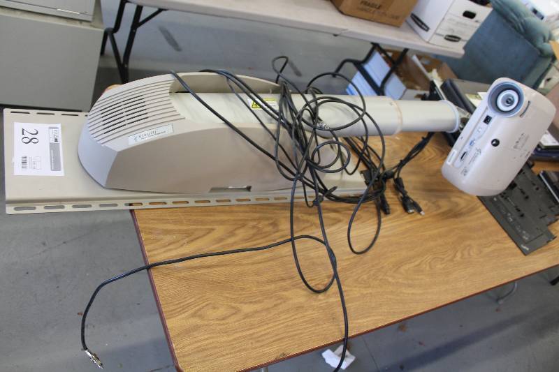 lot 28 image: Texas Instruments DLP Vikuiti Super Close Projection System
