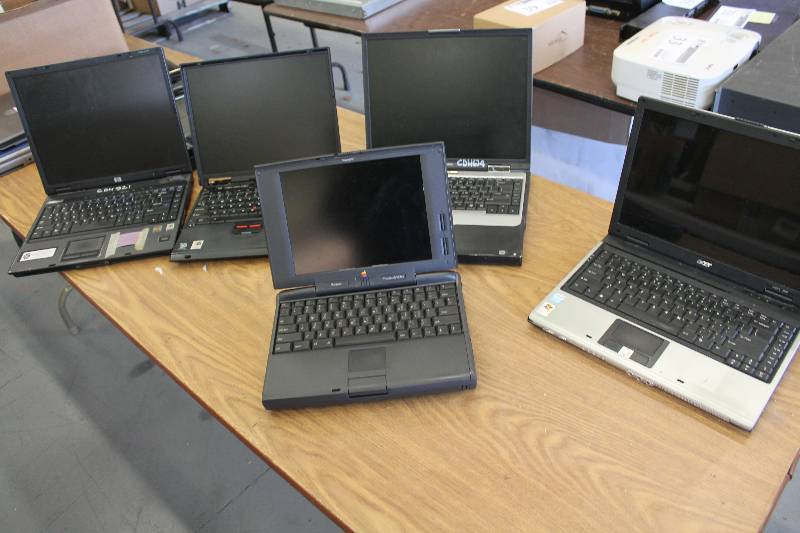 lot 49 image: Lot of (5) Computer Laptops wo HDD - Acer Aspire 3620, Macintosh Powerbook 5300CS, Compaq Evo N800C, IBM Thinkpad, HP