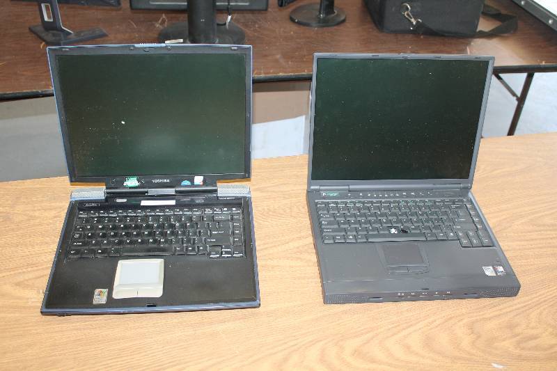 lot 84 image: Lot of (2) Laptop Computers wo HDD - Toshiba, Gateway