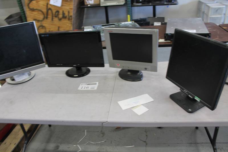 lot 116 image: Lot of (4) Acer, Compaq, ViewSonic Computer Monitors