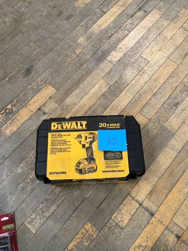 DeWalt 20-Volt Max Lithium-Ion Cordless 38 in. Impact Wrench Kit with (2) Batteries 4Ah, Charger in like new condition
